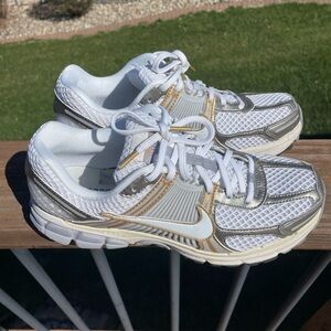 Nike Zoom Vomero 5 Men’s Size 9.5 White Gold Silver Running Shoes